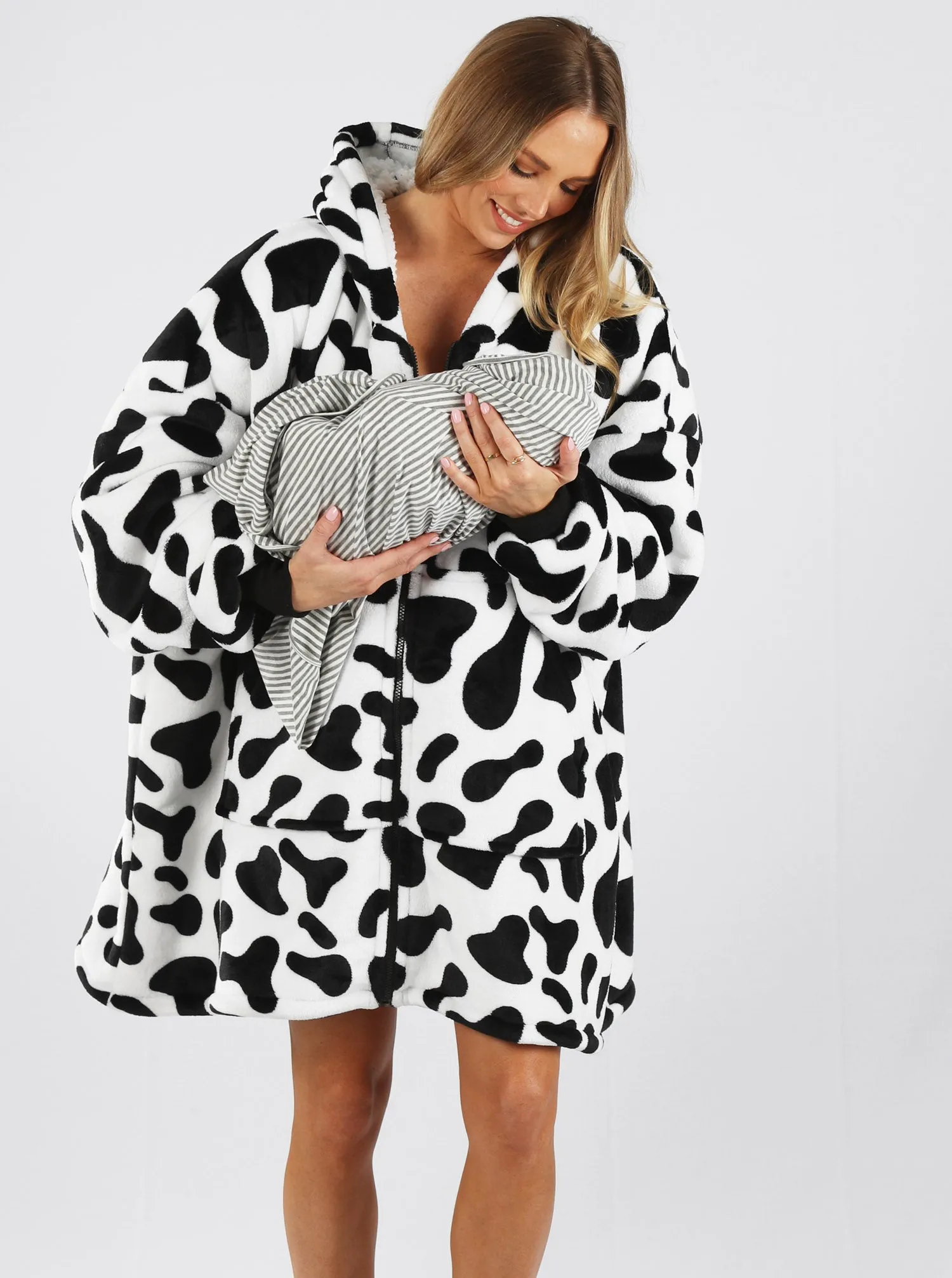 Moozie Mama Maternity & Nursing Blanket Hoodie Zip-up in Cow Print